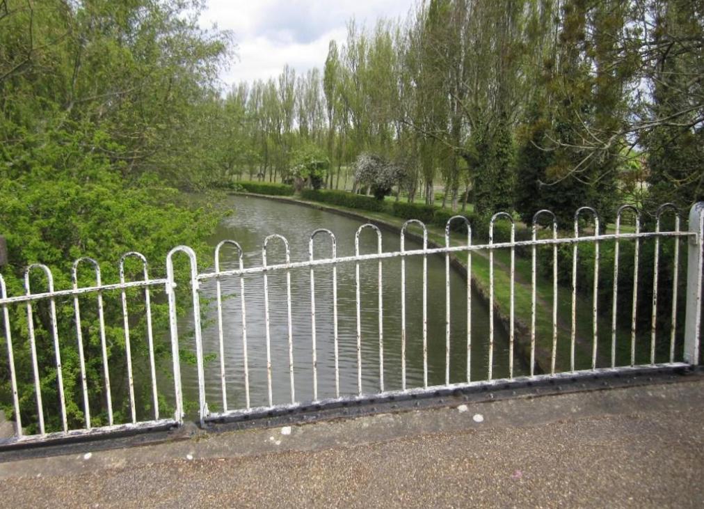 Waterside, Peartree Bridge, Milton Keynes Villa ภายนอก รูปภาพ